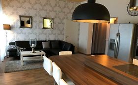 Modernes Und Gemuetliches Appartment Mit Terrasse, Stadtnah